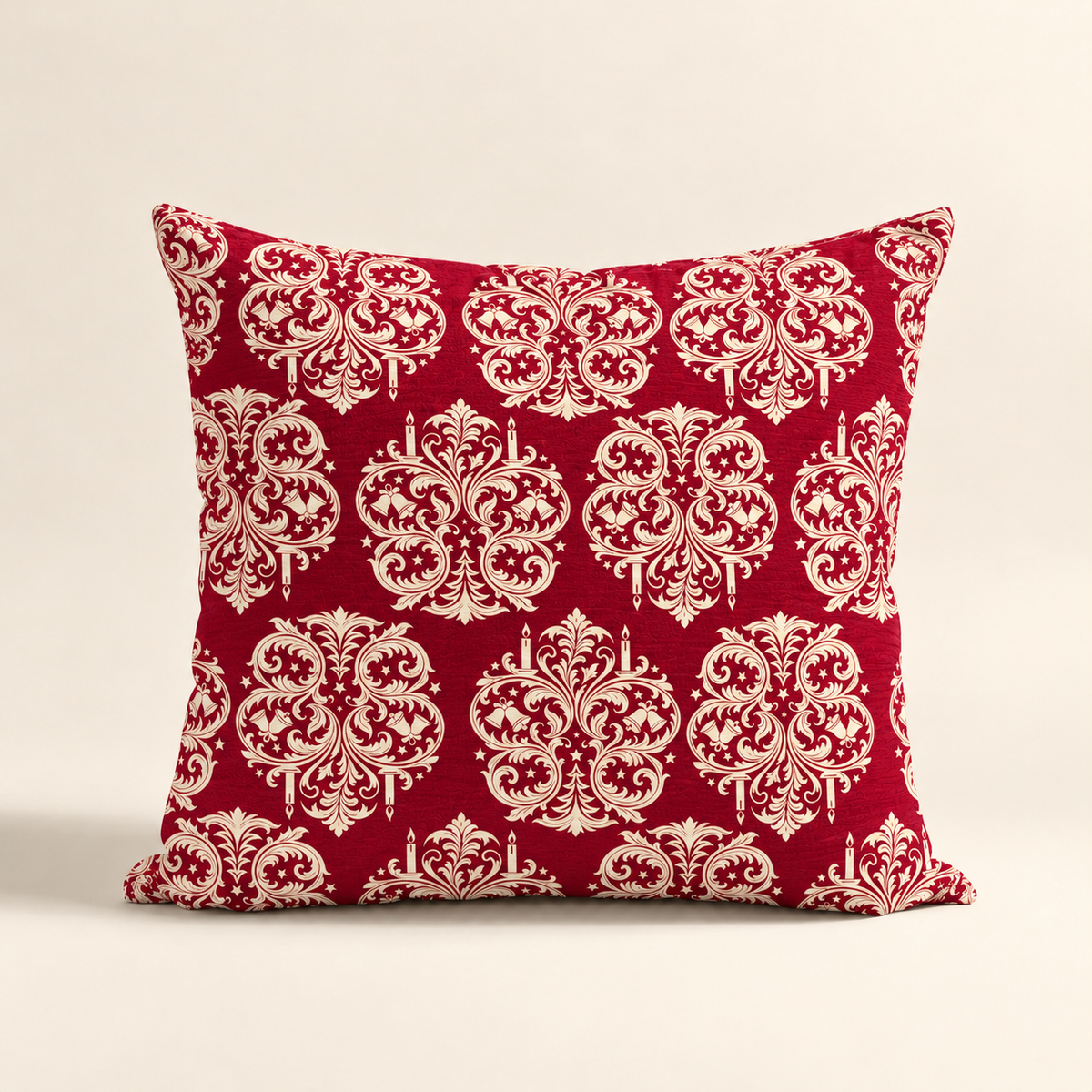 Cojin navideño burgundy con diseño Damasco con velas y campanas