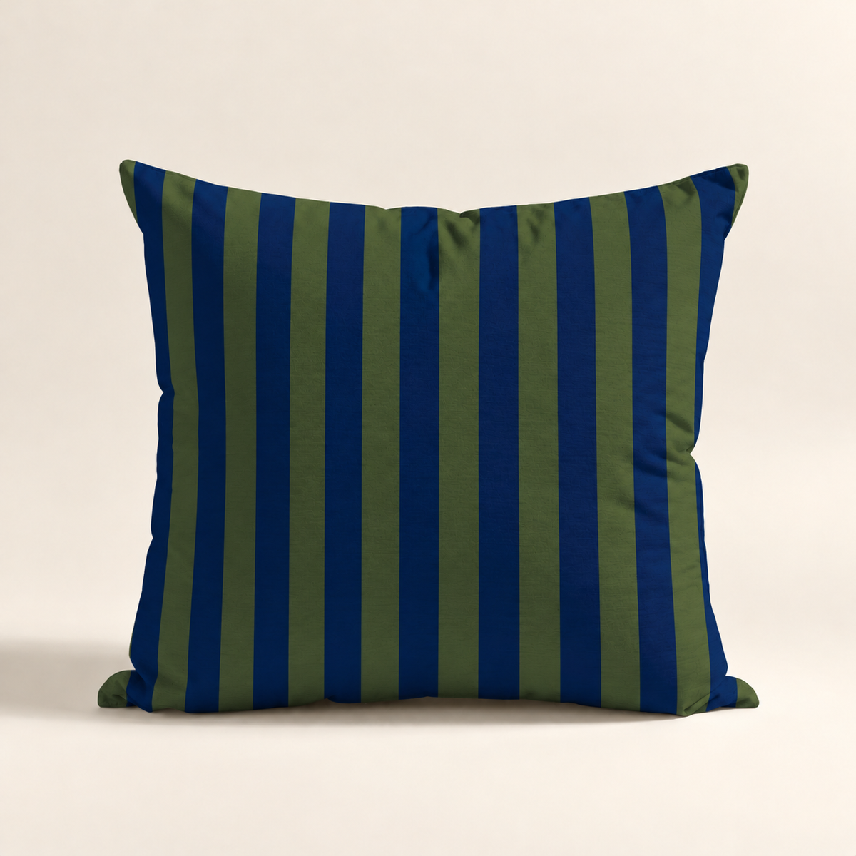 Cojin Navideño Blue and Green Stripes con estampado de rayas verdes y azules