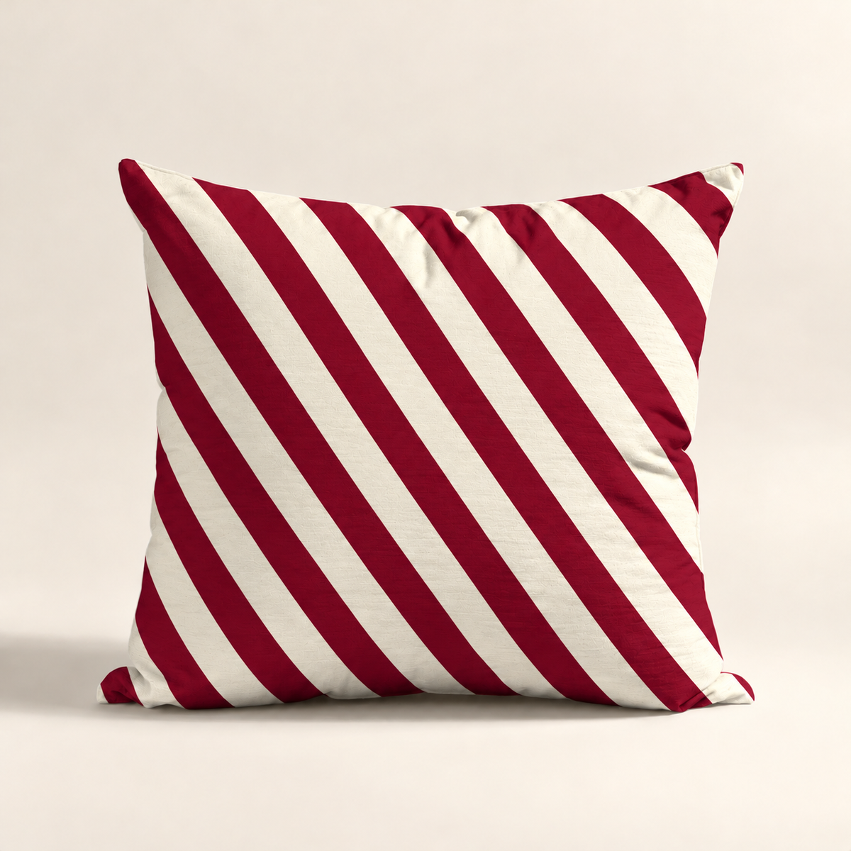 Cojin Navideño Burgundy Stripes con estampado de rayas diagonales en rojo burgundy y color marfil