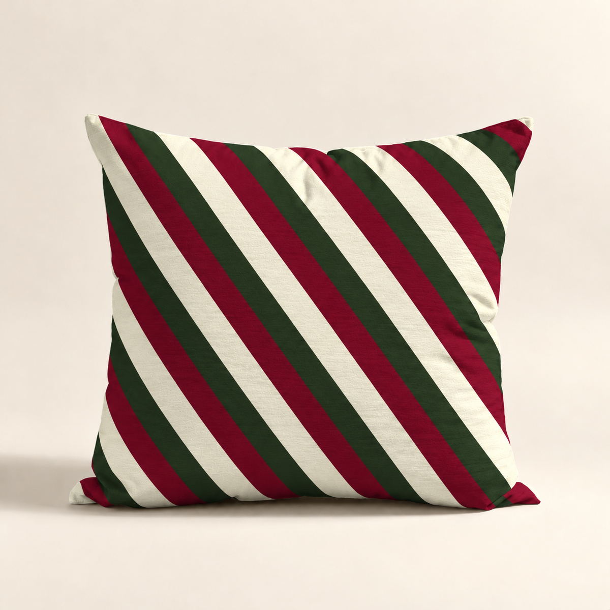 Cojin Navideño Christmas Stripes con estampado de rayas diagonales burgundy, verde y color marfil