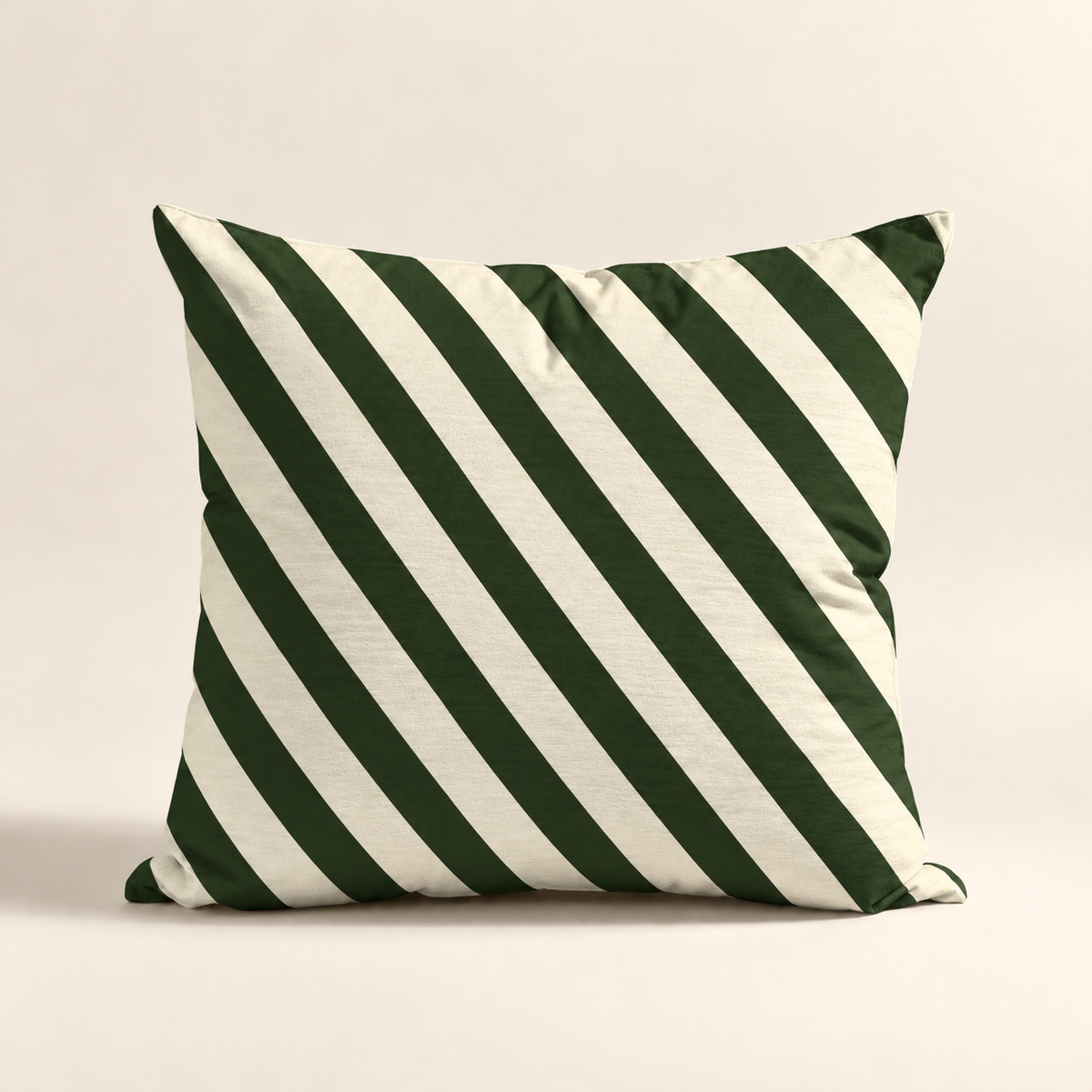 Cojin Navideño Green Stripes con estampado de rayas diagonales verdes y color marfil