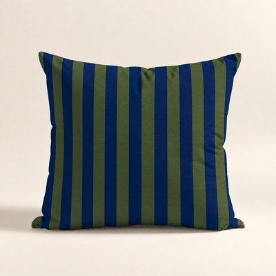 Cojin Navideño Blue and Green Stripes con estampado de rayas verdes y azules