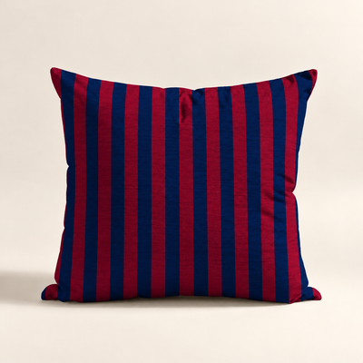 Cojin Navideño Blue and Red Stripes con estampado de rayas  rojas y azules