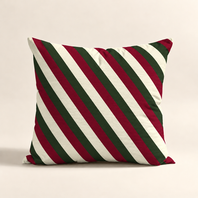 Cojin Navideño Christmas Stripes con estampado de rayas diagonales burgundy, verde y color marfil
