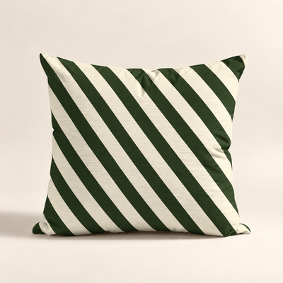 Cojin Navideño Green Stripes con estampado de rayas diagonales verdes y color marfil