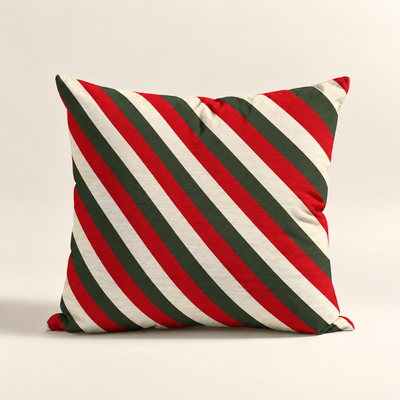 Cojin Navideño Holiday Stripes con estampado de rayas diagonales rojas, verde y color marfil