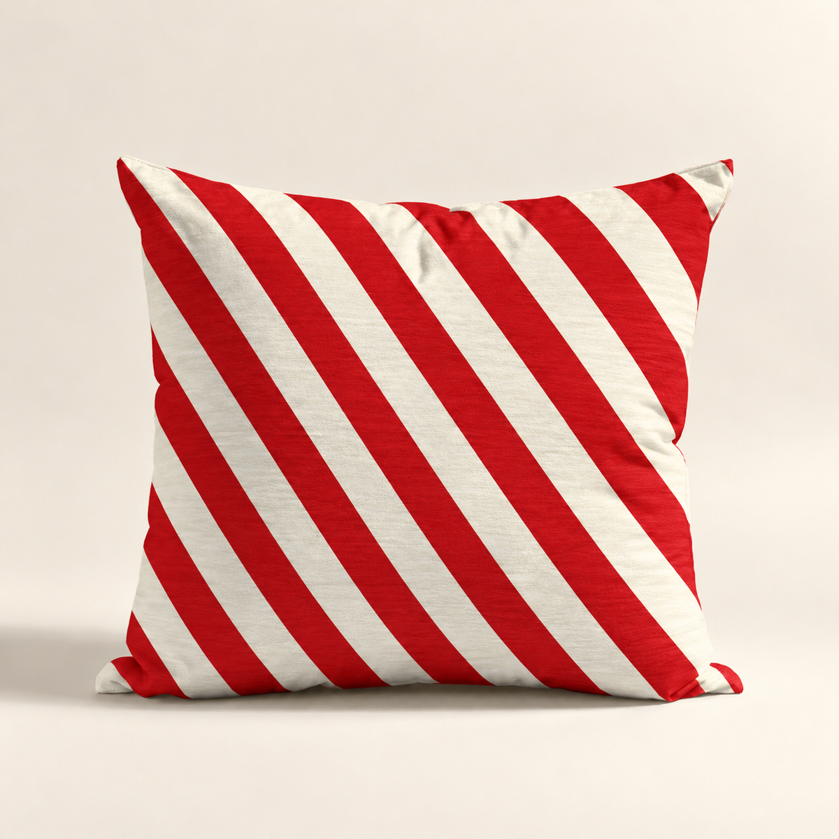 Cojin Navideño Red Stripes con estampado de rayas diagonales rojas y color marfil